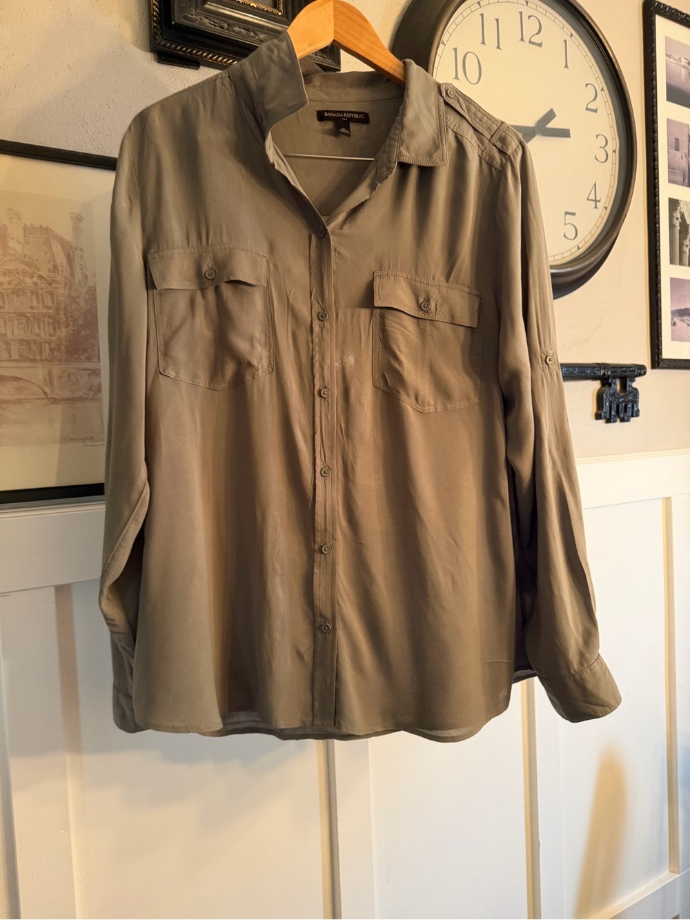 Banana Republic Women’s Lightweight Button-Up Shirt - Olive Taupe k431